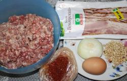Рулетики из свинины с беконом в духовке с начинкой: простые и «вкусные» рецепты Рулет из фарша с беконом